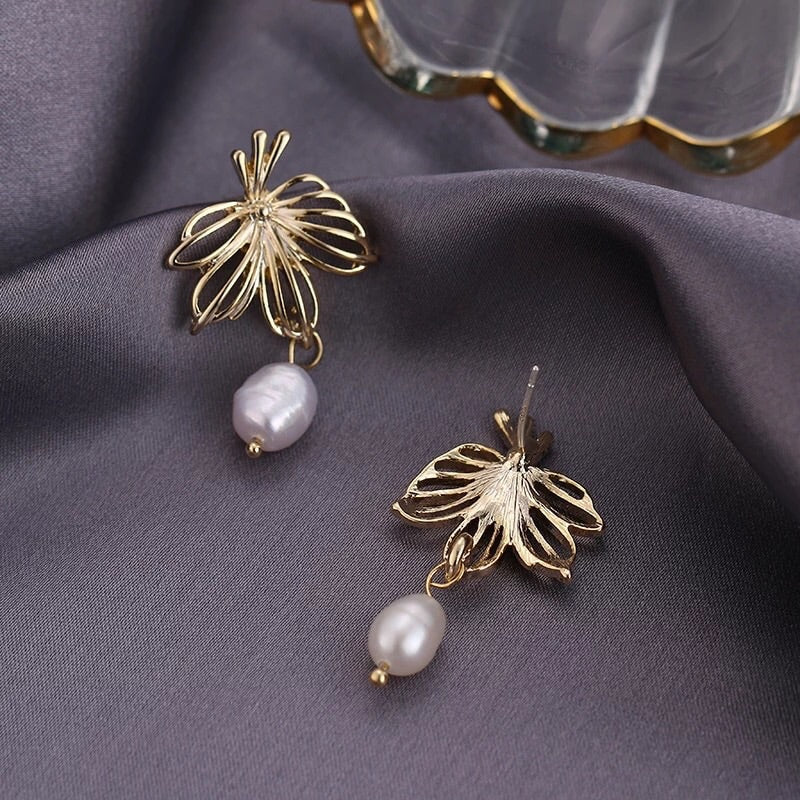 HOLLOW LEAF DANGLE EARRINGS