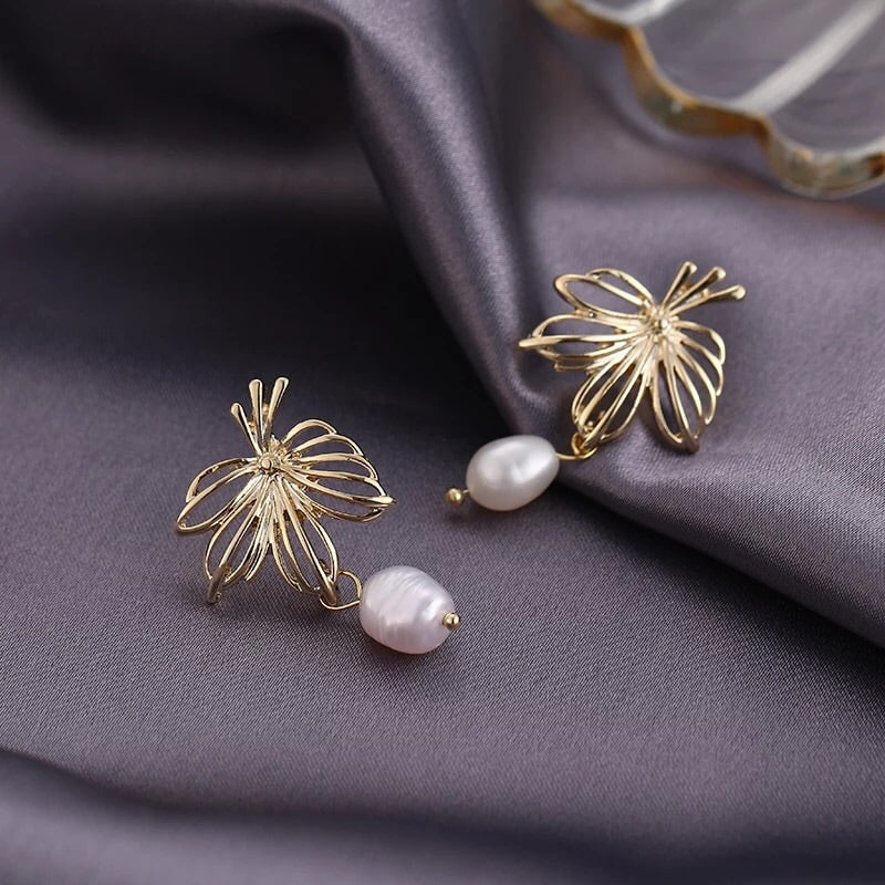 HOLLOW LEAF DANGLE EARRINGS