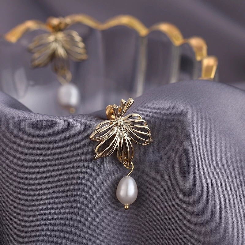 HOLLOW LEAF DANGLE EARRINGS